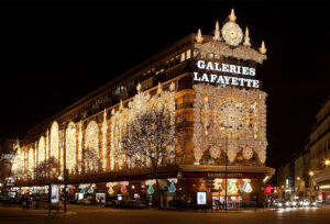 Galeries Lafayette illuminées la nuit à Paris.