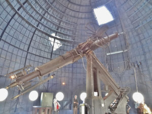 Grand télescope dans un observatoire astronomique