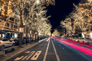 Avenue illuminée avec lumières de Noël la nuit.