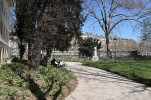 Jardin urbain avec sentier et bancs à Paris.