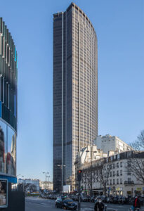 Tour Montparnasse à Paris en journée ensoleillée.